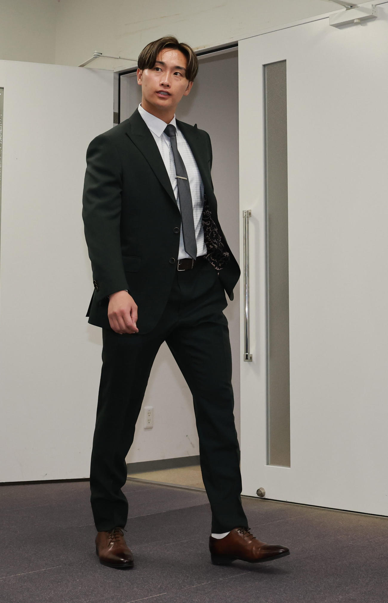 契約更改を終え取材に応じる権田（撮影・上田博志）