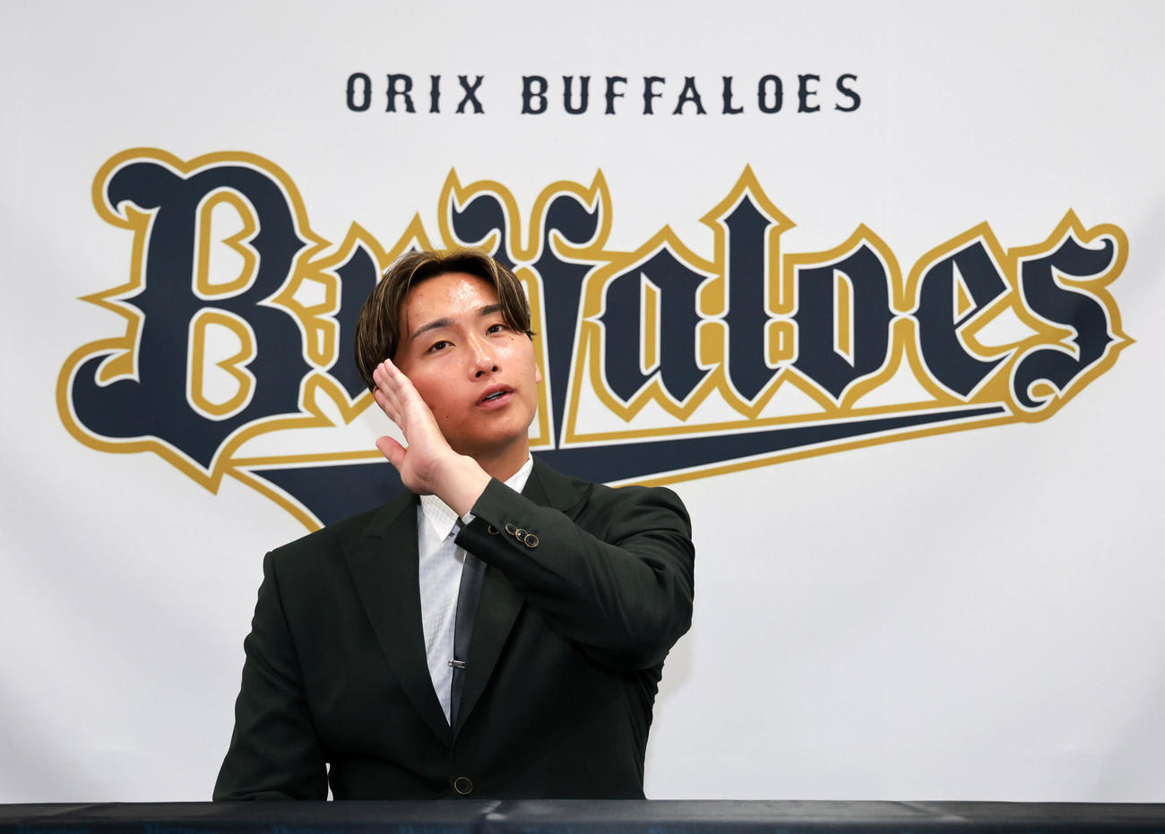 契約更改を終え取材に応じる権田（撮影・上田博志）