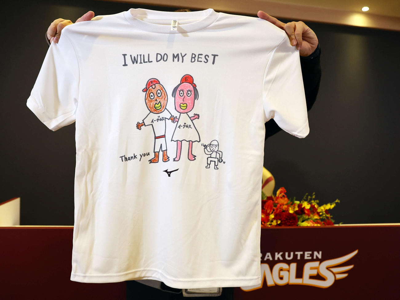 前田健太の楽天入団会見で「前田画伯」のイラストTシャツが配られた（撮影・浅見桂子）