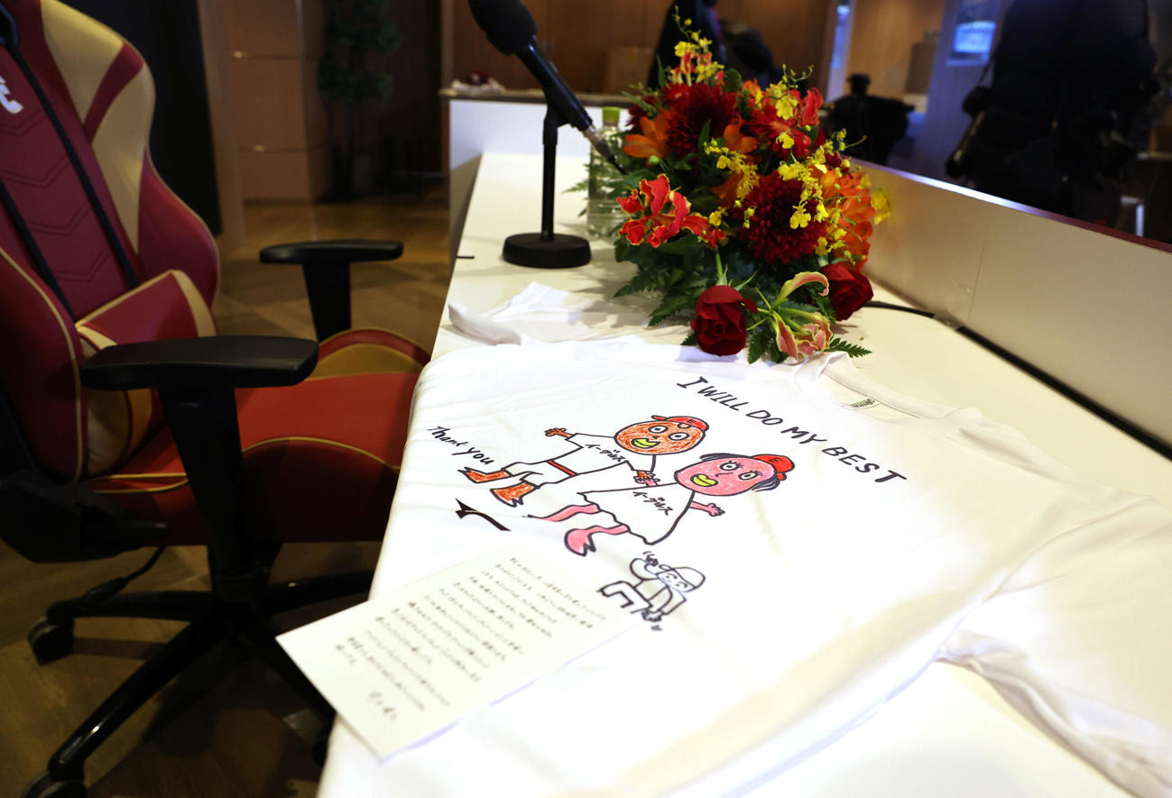 前田健太の楽天入団会見で「前田画伯」のイラストTシャツが配られた（撮影・浅見桂子）