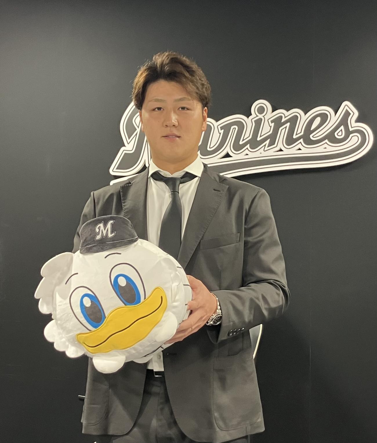 契約更改を終え会見に臨んだロッテ山口航輝（撮影・北村健龍）