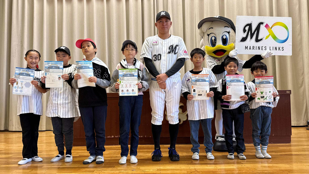千葉市立都賀小学校を訪問したロッテ廣畑（球団提供）