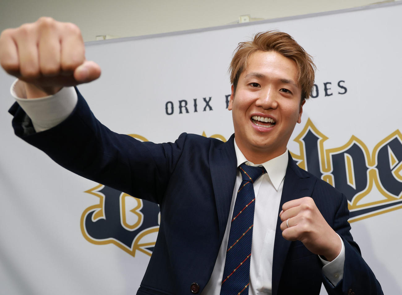 入団会見でポーズを決める平沼（撮影・上田博志）