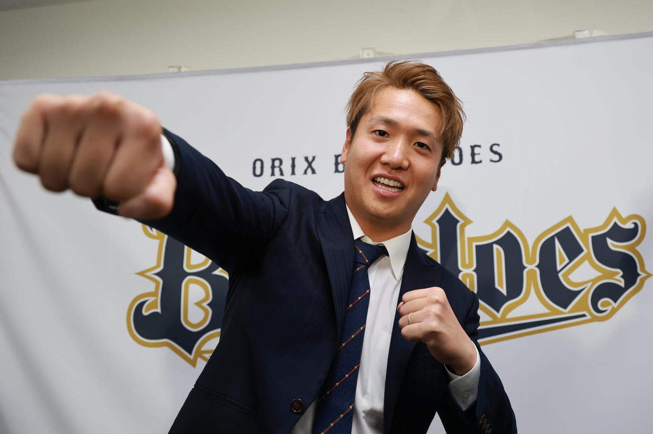 入団会見でポーズを決める平沼（撮影・上田博志）