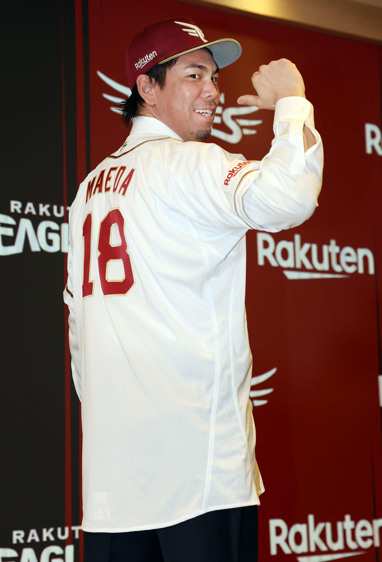 楽天入団会見で背番号18のユニホーム姿を披露した前田健（撮影・浅見桂子）