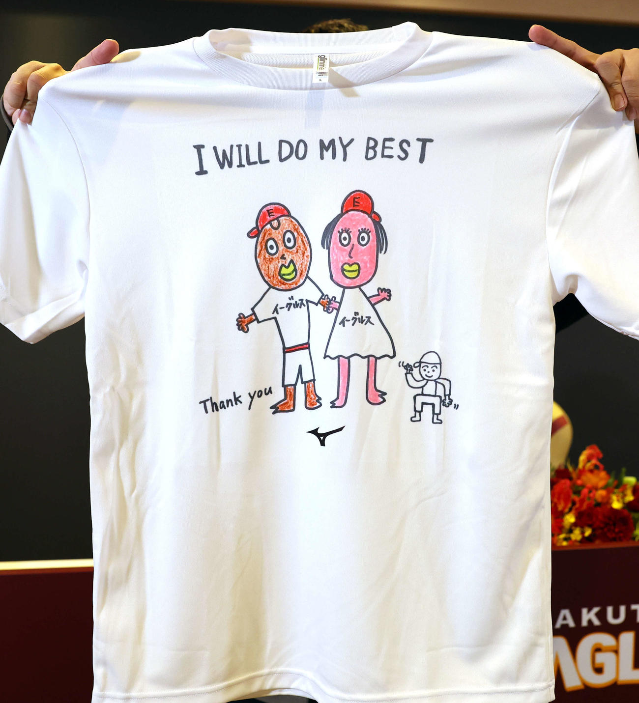 前田健太の楽天入団会見で「前田画伯」のイラストTシャツが配られた（撮影・浅見桂子）