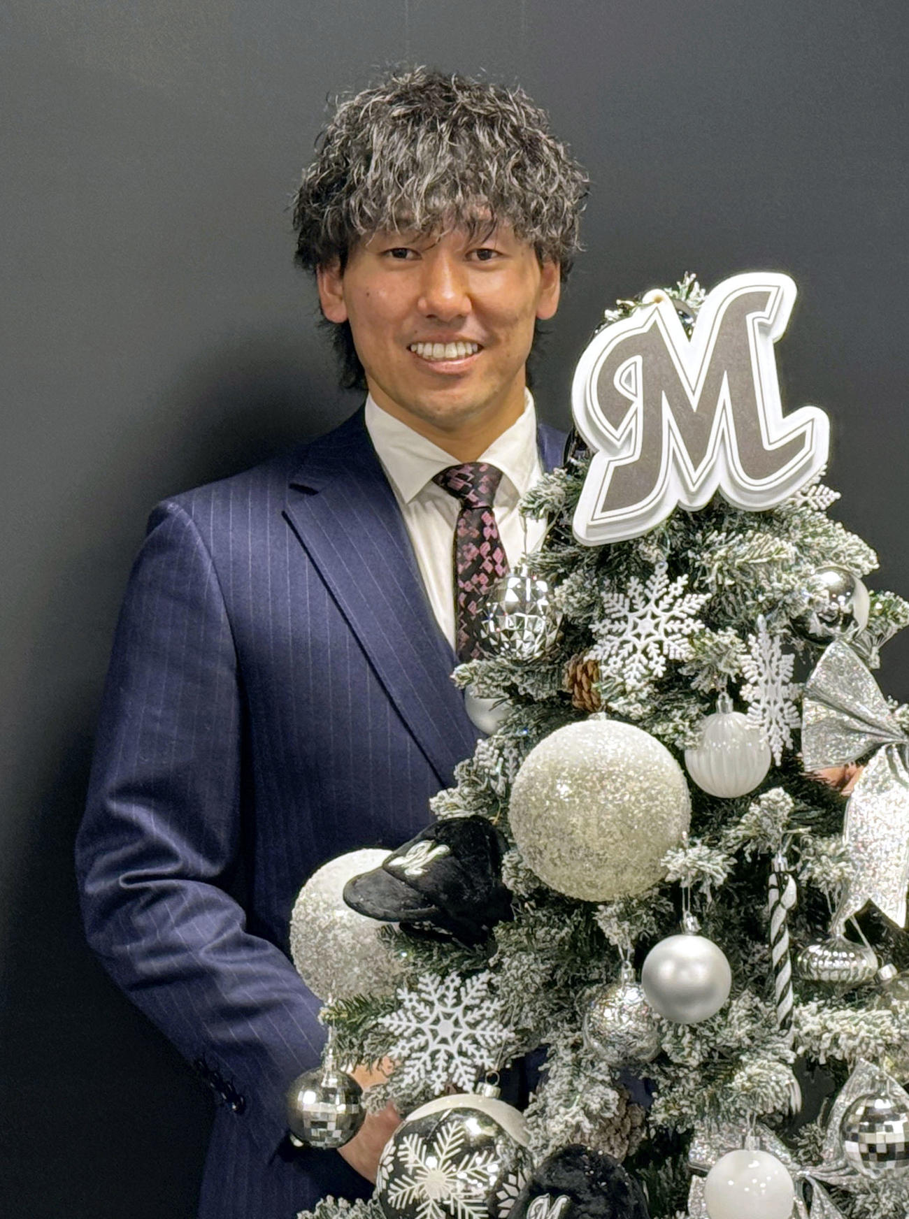 契約更改交渉後、写真撮影に応じるロッテの高野脩（共同）