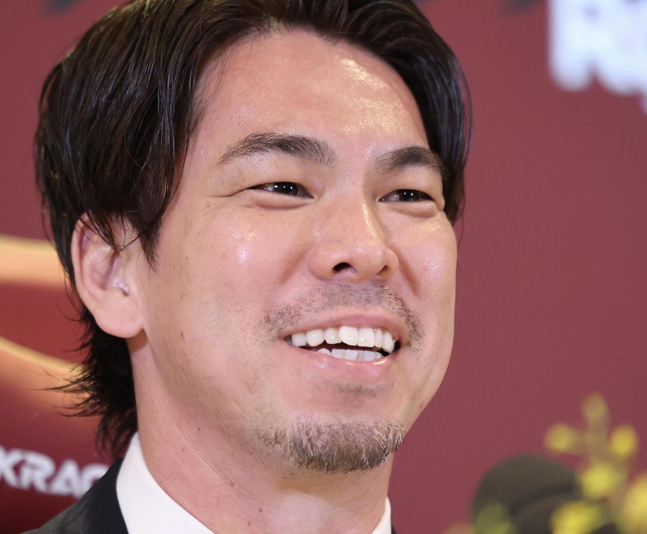 楽天入団会見で笑顔で抱負を語る前田健(撮影・浅見桂子)