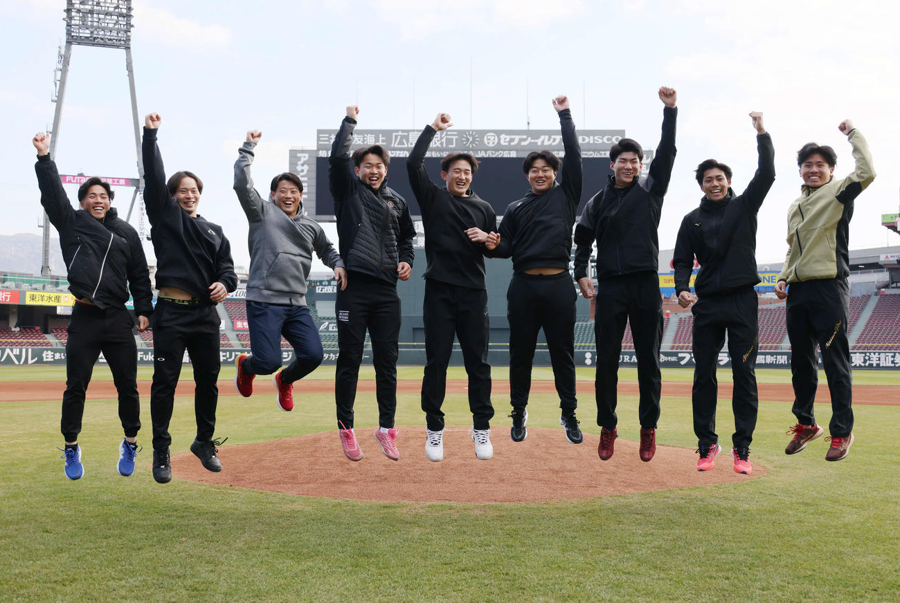 活躍を誓う新入団選手ら。左から育成2位の岸本、育成1位の小林、ドラフト3位の勝田、同1位の平川、同2位の斉藤汰、同4位の工藤、同5位の赤木、同6位の西川、同7位の高木快（撮影・加藤孝規）