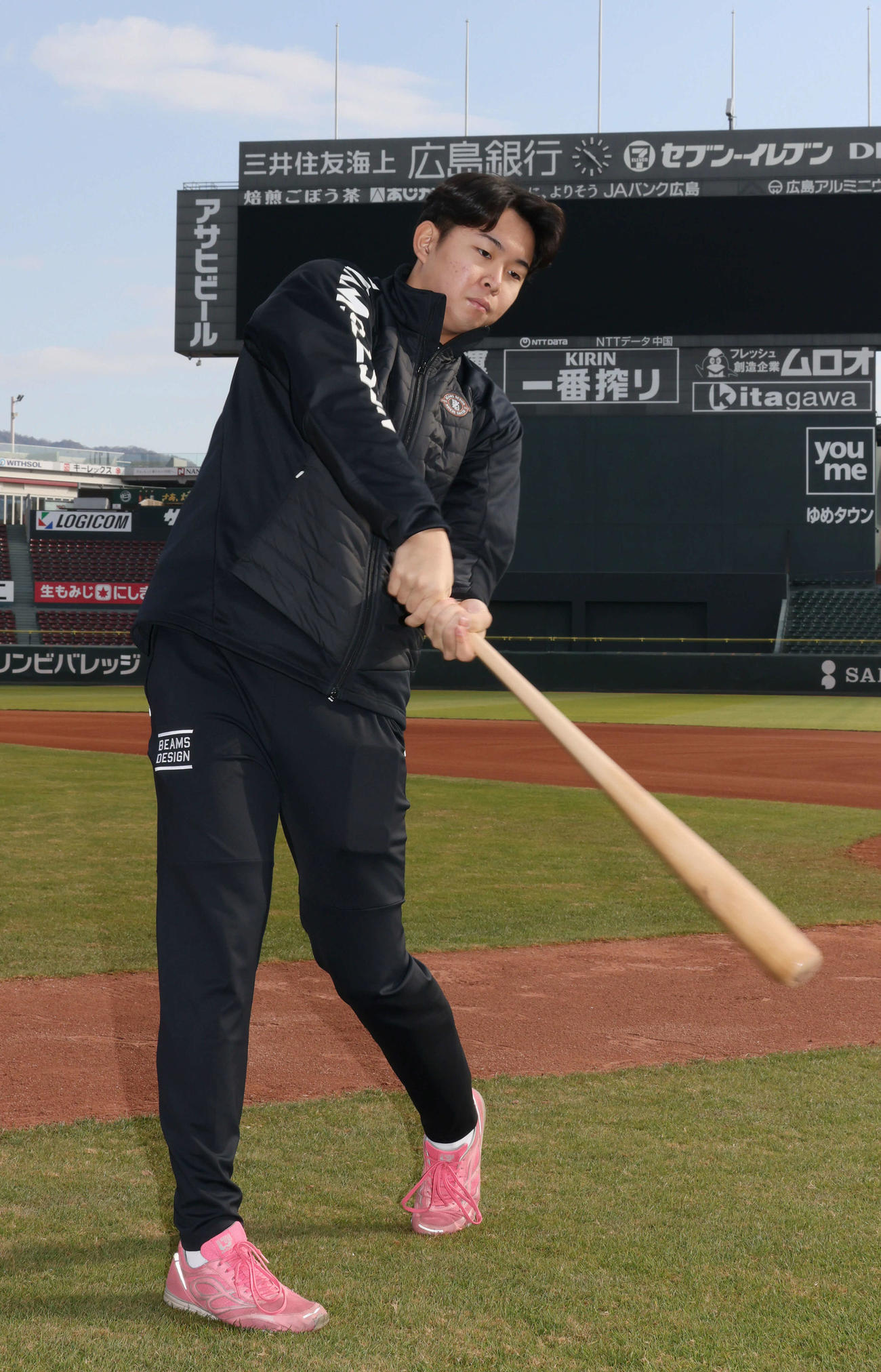バットを振るドラフト1位の平川（撮影・加藤孝規）