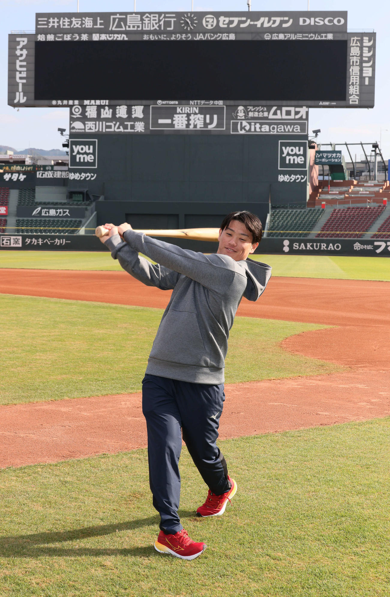 バットを振るドラフト3位の勝田（撮影・加藤孝規）