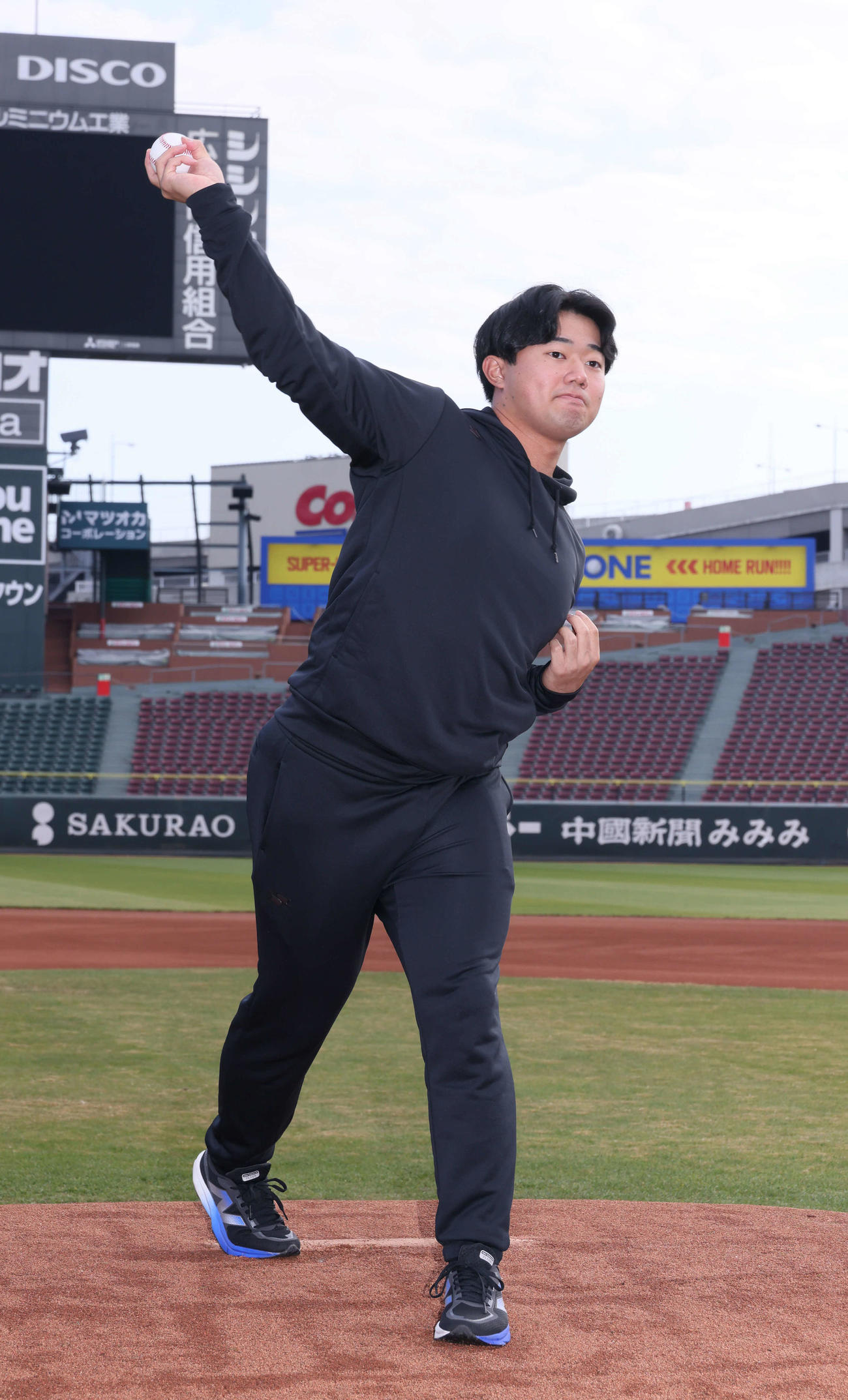 マウンドの感触を確かめるドラフト4位の工藤（撮影・加藤孝規）