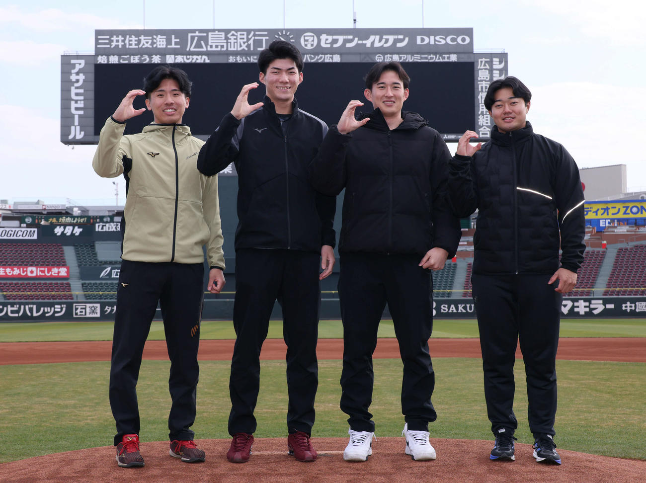 活躍を誓う新入団選手ら。左からドラフト7位の高木快、同5位の赤木、同2位の斉藤汰、同4位の工藤（撮影・加藤孝規）