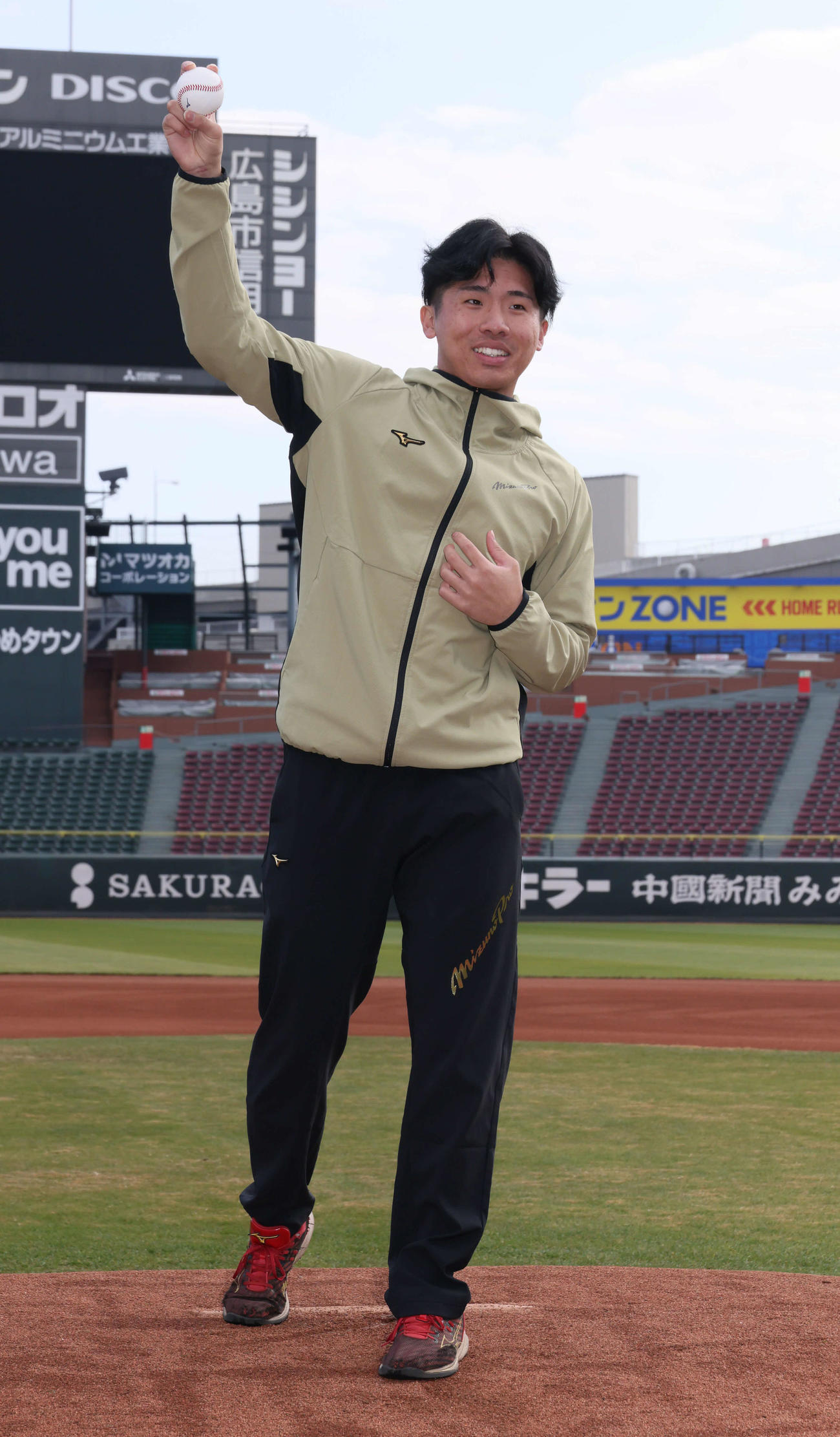 マウンドの感触を確かめるドラフト7位の高木快（撮影・加藤孝規）