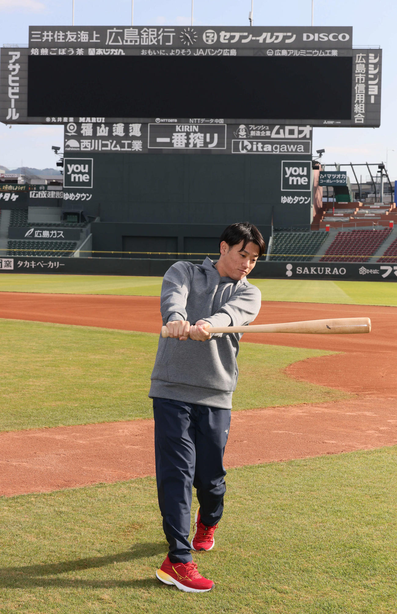 バットを振るドラフト3位の勝田（撮影・加藤孝規）