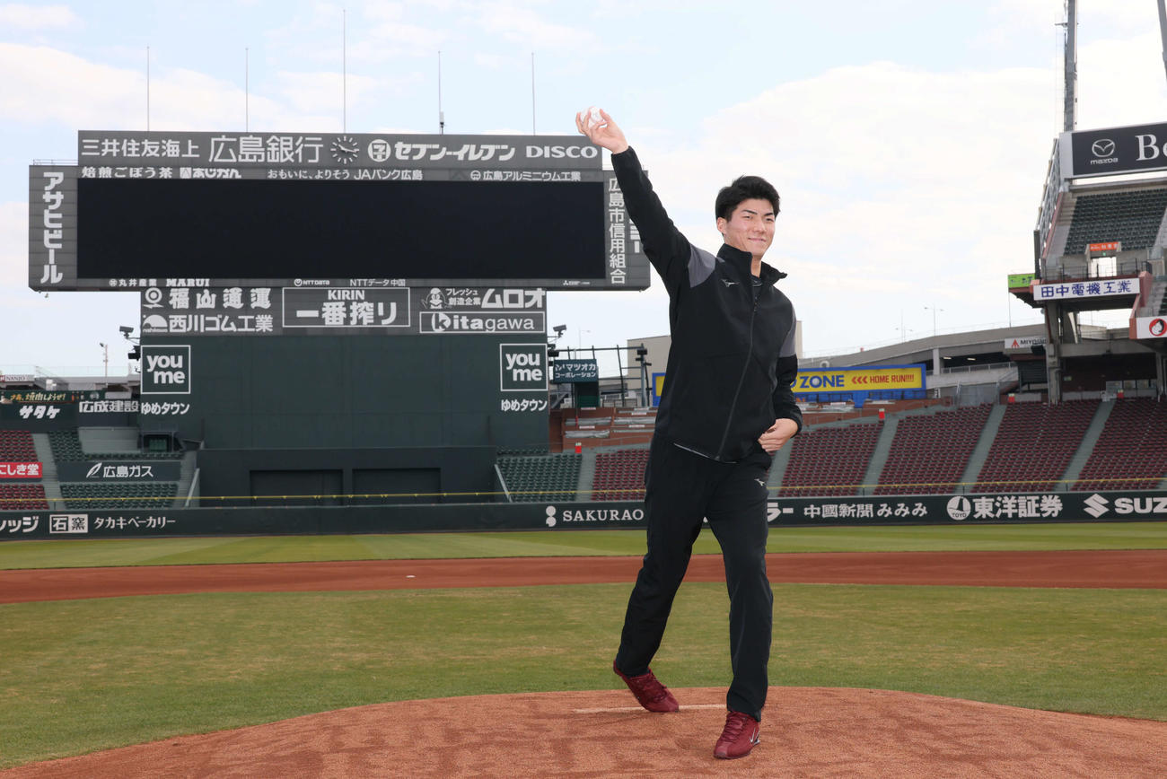 マウンドの感触を確かめるドラフト5位の勝田（撮影・加藤孝規）