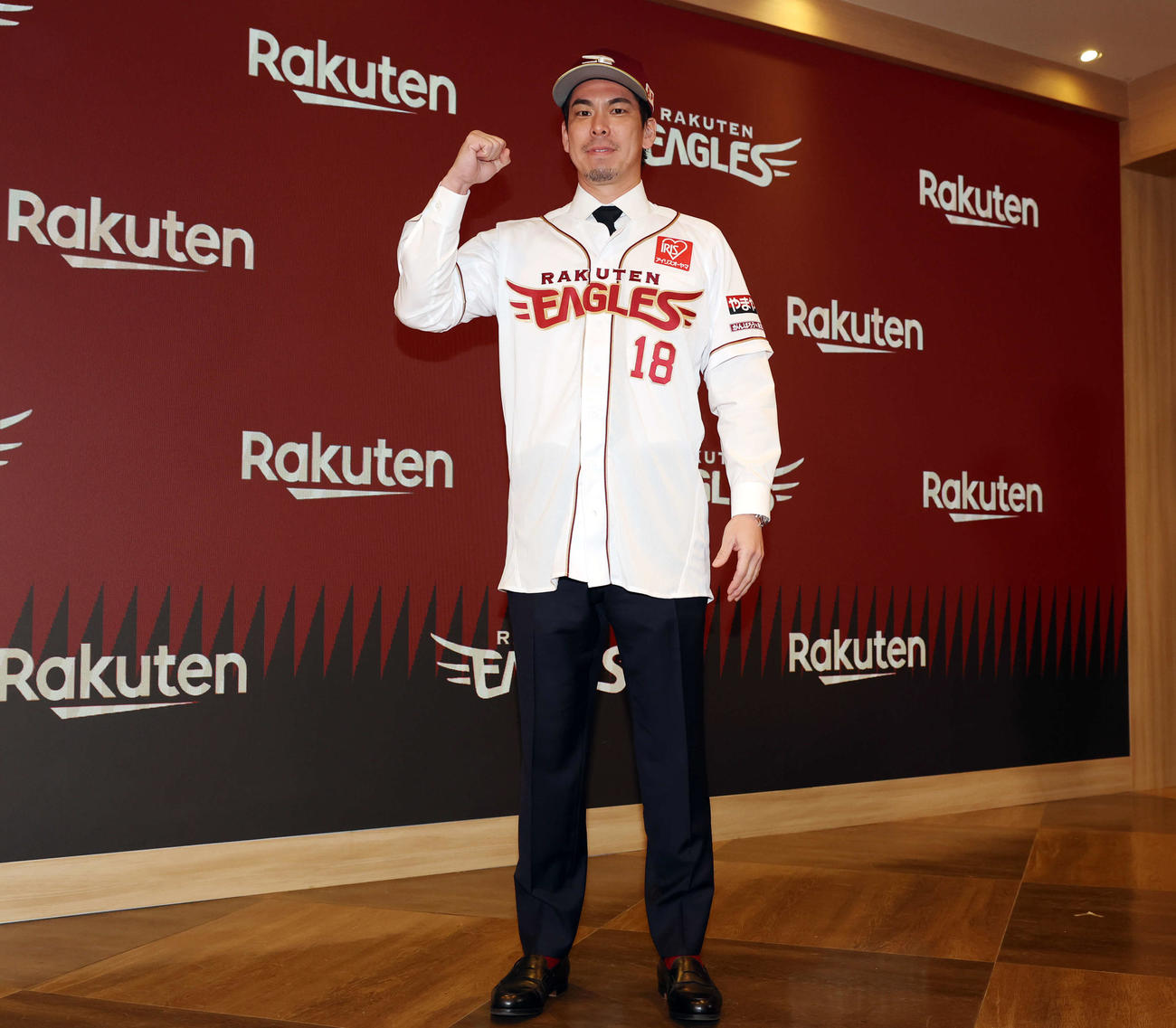 楽天入団会見でユニホーム姿を披露した前田健（撮影・浅見桂子）