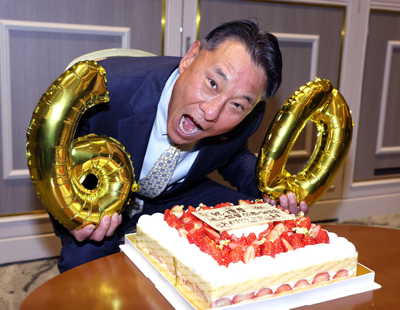 60歳還暦の誕生日を迎え、バースデーケーキをあーんとほおばるポーズをとるヤクルト池山監督（撮影・浅見桂子）