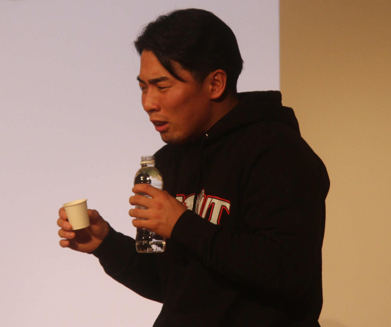 罰ゲームの苦い飲料を飲んで顔をしかめる浅野