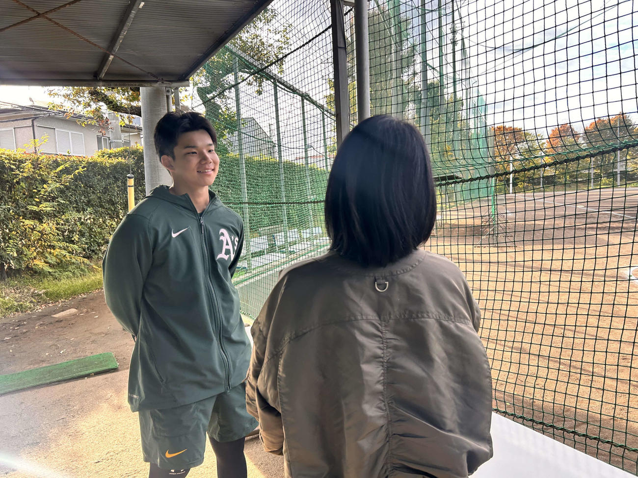 アスレチックス傘下でプレーする森井と話す母・純子さん。オフは自主トレの手伝いも買って出る（撮影・平山連）