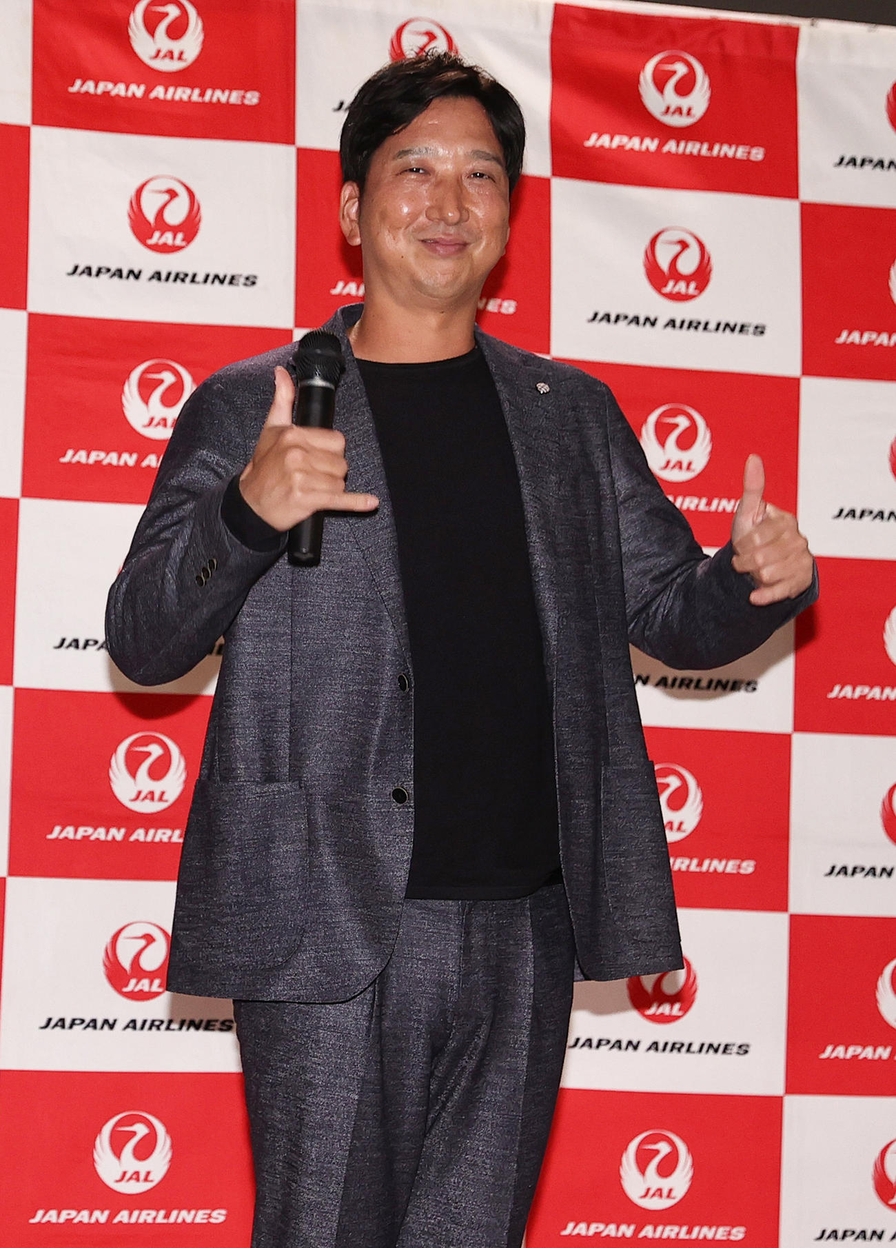 阪神藤川監督は優勝旅行出発セレモニーであいさつし、アロハポーズを決める（撮影・上山淳一）