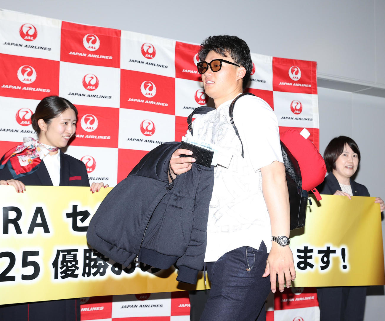 優勝旅行に出発する阪神森下（撮影・上山淳一）