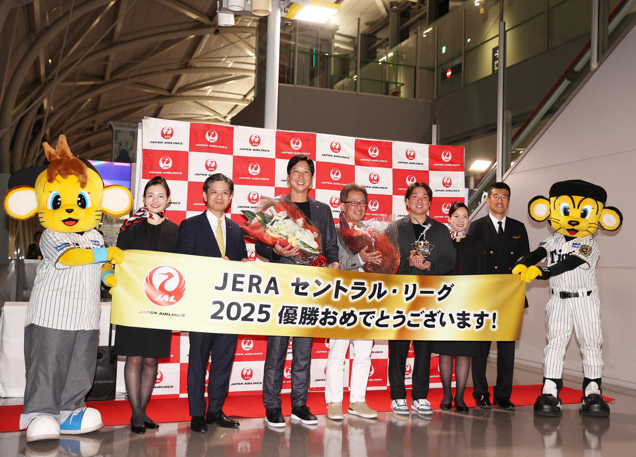 阪神優勝旅行出発セレモニーで笑顔を見せる藤川監督（左から3人目）、粟井社長（同4人目）、村上（同5人目）ら（撮影・上山淳一）