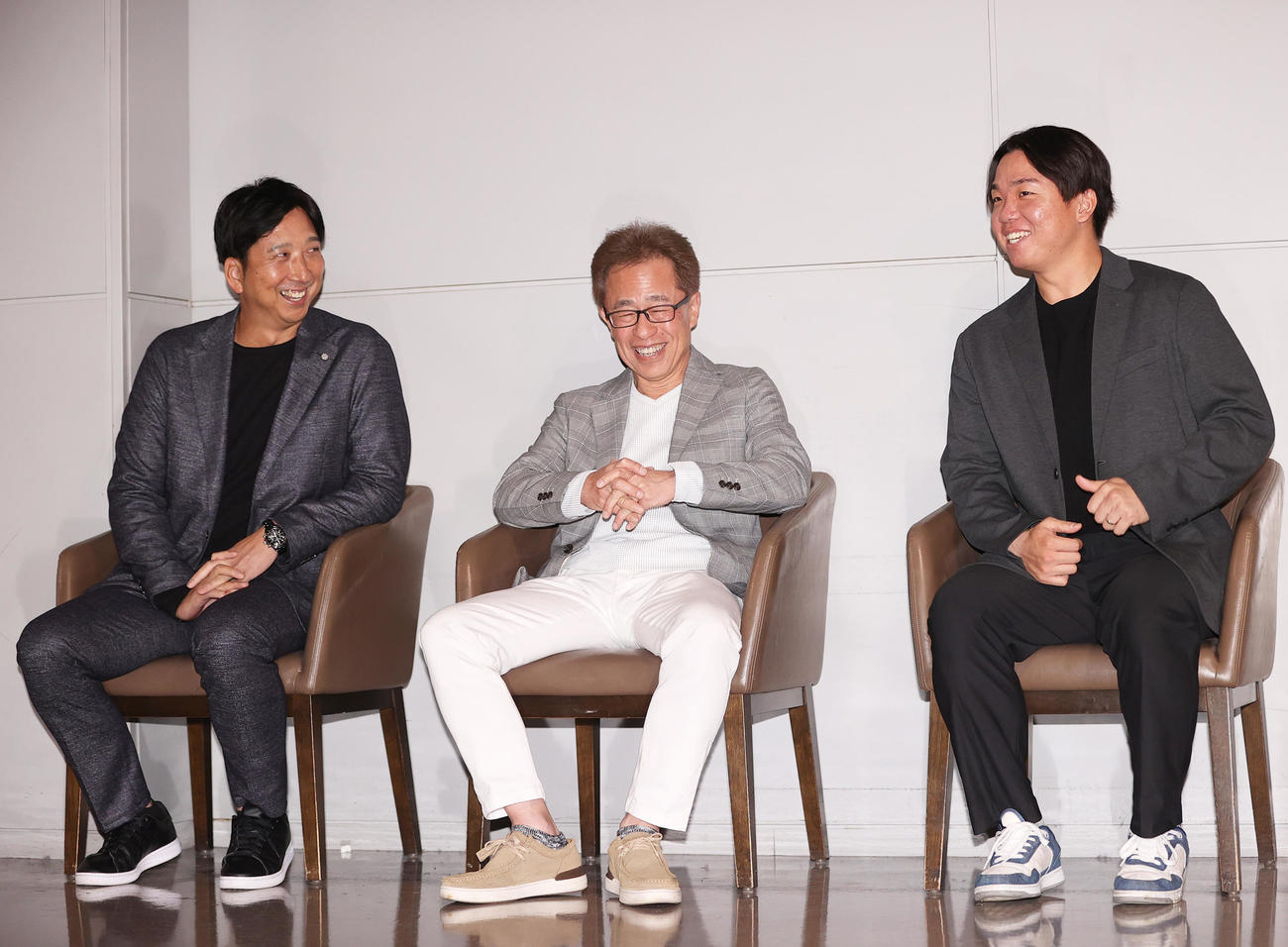 阪神優勝旅行出発を前に笑顔を見せる、左から藤川監督、粟井社長、村上（撮影・上山淳一）