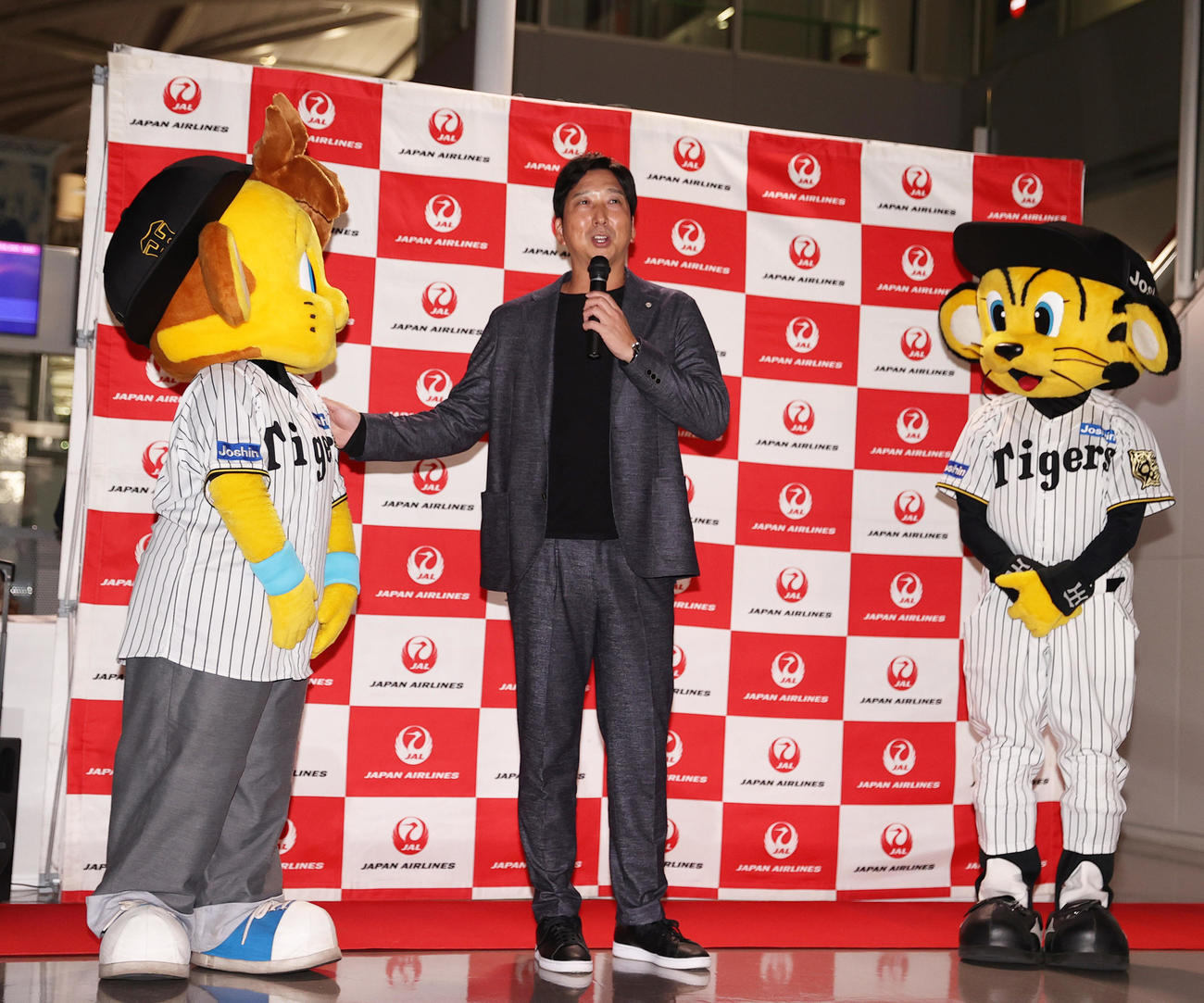 阪神優勝旅行出発セレモニーであいさつをする藤川球児監督（撮影・上山淳一）