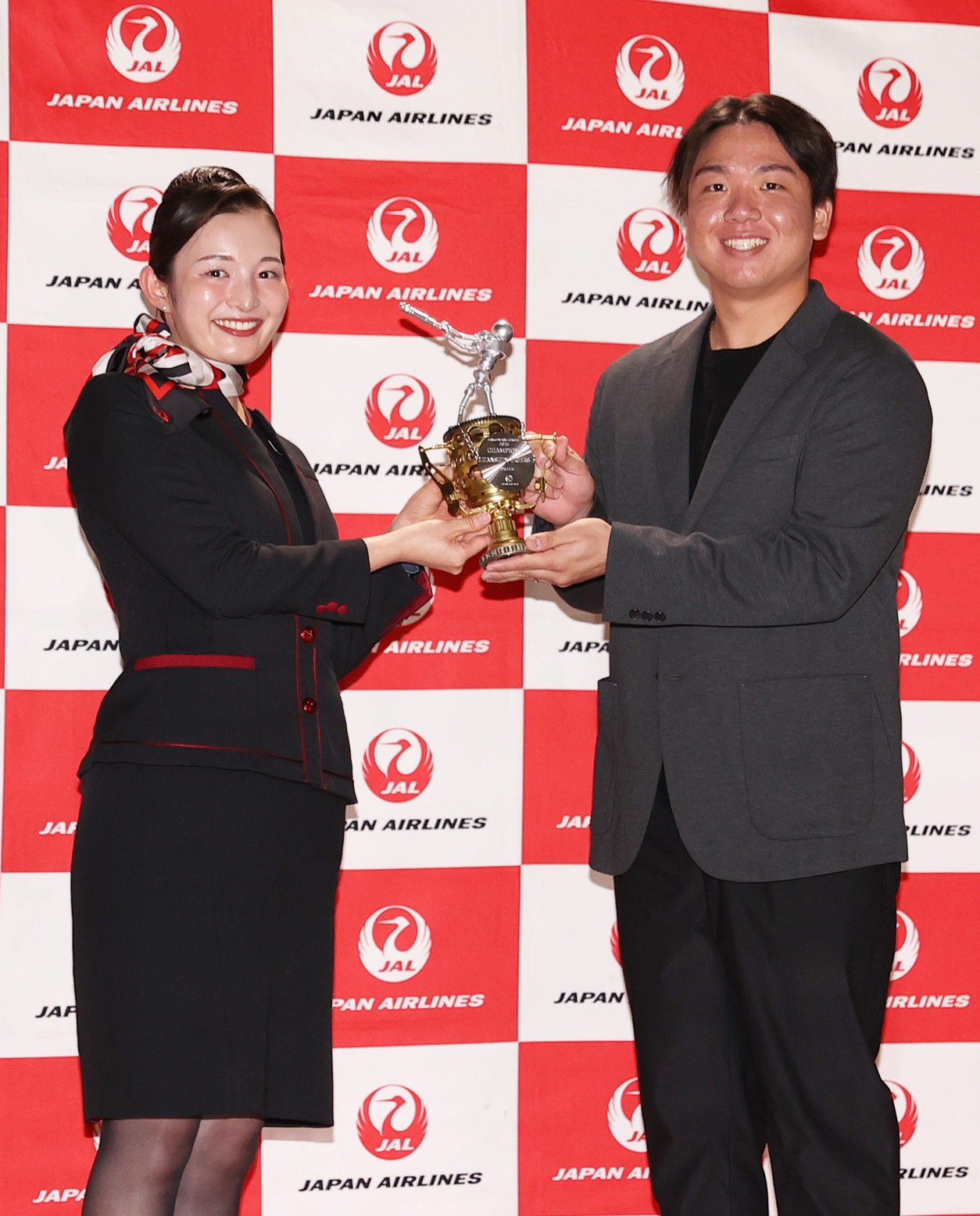 阪神優勝旅行出発セレモニーで村上（右）は記念品を受け取る（撮影・上山淳一）