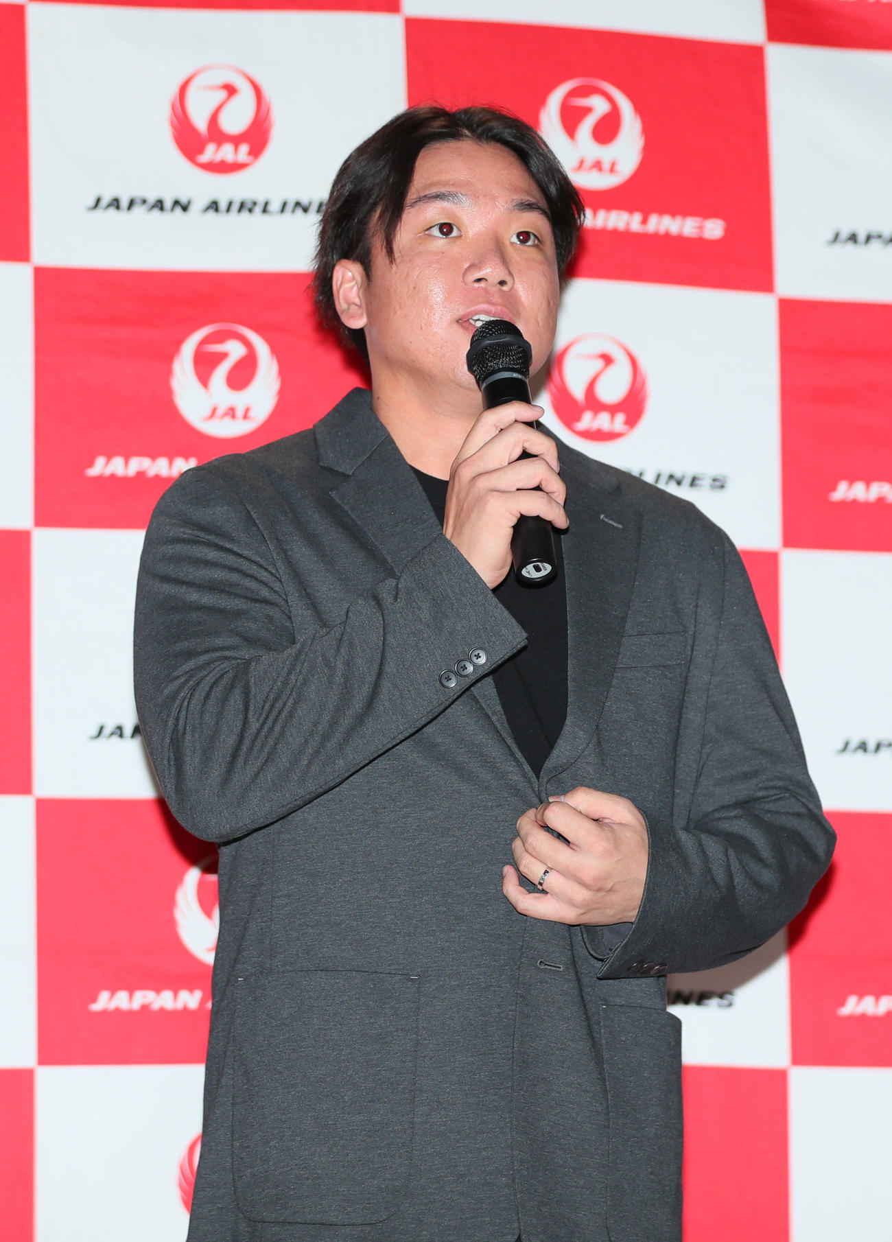 阪神優勝旅行出発セレモニーであいさつをする村上（撮影・上山淳一）