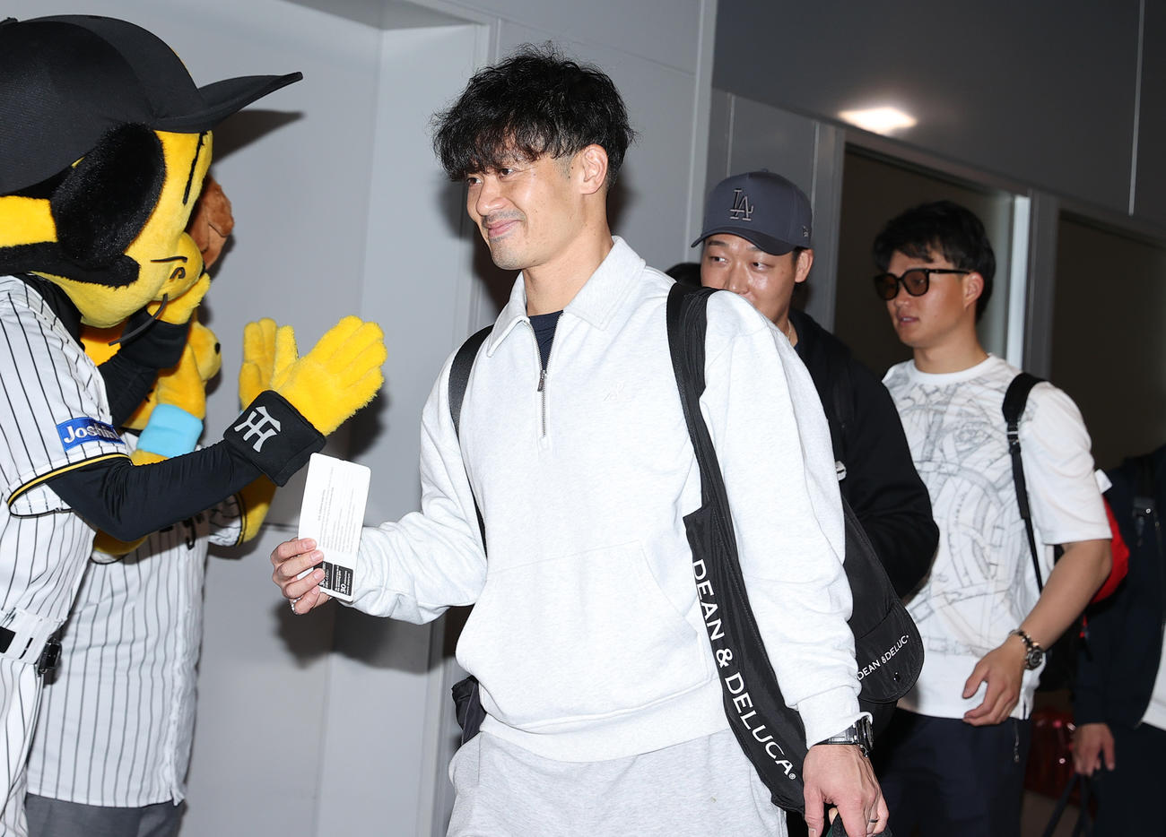 優勝旅行に出発する阪神坂本（撮影・上山淳一）