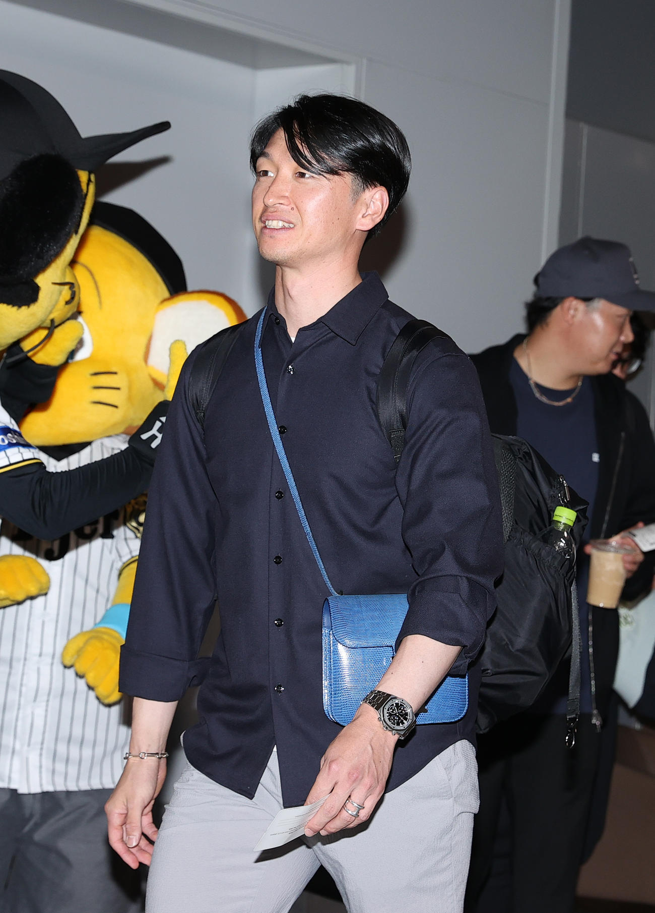 優勝旅行に出発する阪神近本（撮影・上山淳一）
