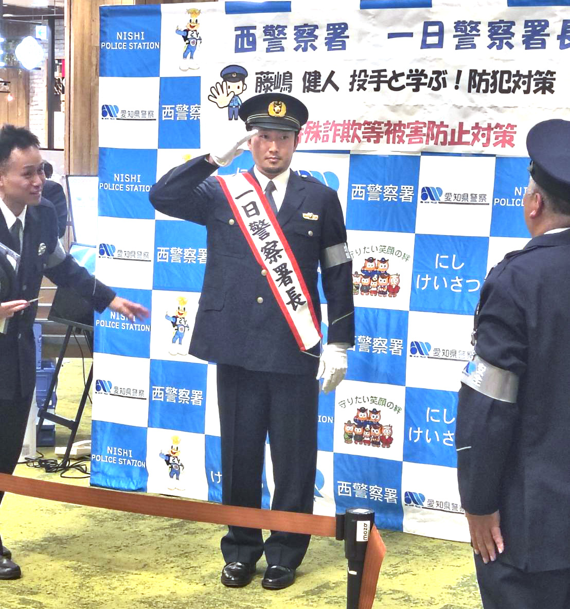 一日警察署長を務め、名古屋市内のショッピングモールで特殊詐欺防止の啓発活動を行った中日藤嶋（撮影・林英樹）