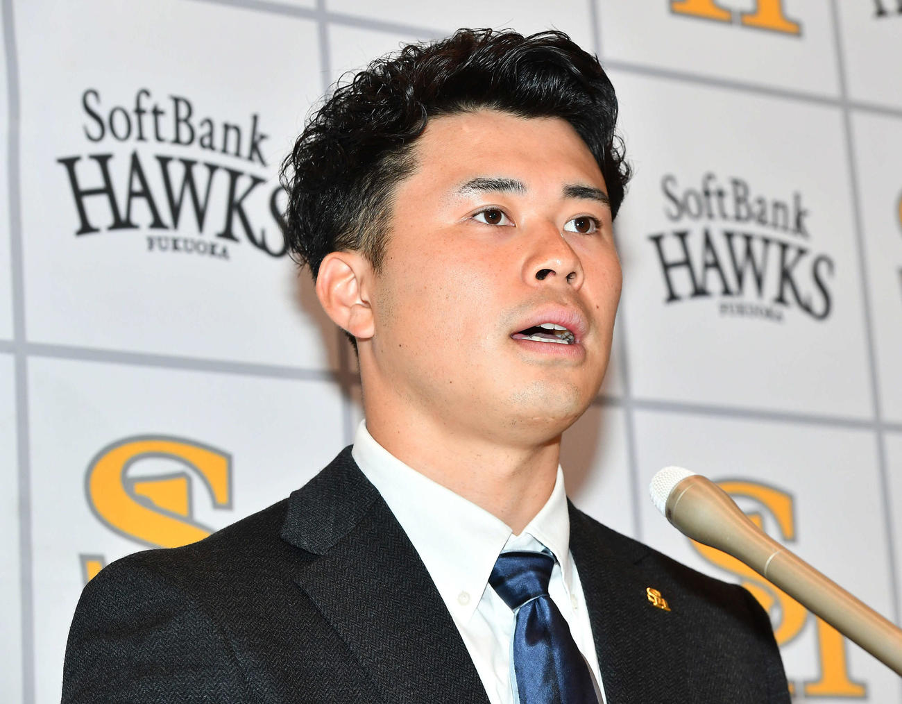 アップで契約更改し、会見を行うソフトバンク松本晴（撮影・岩下翔太）