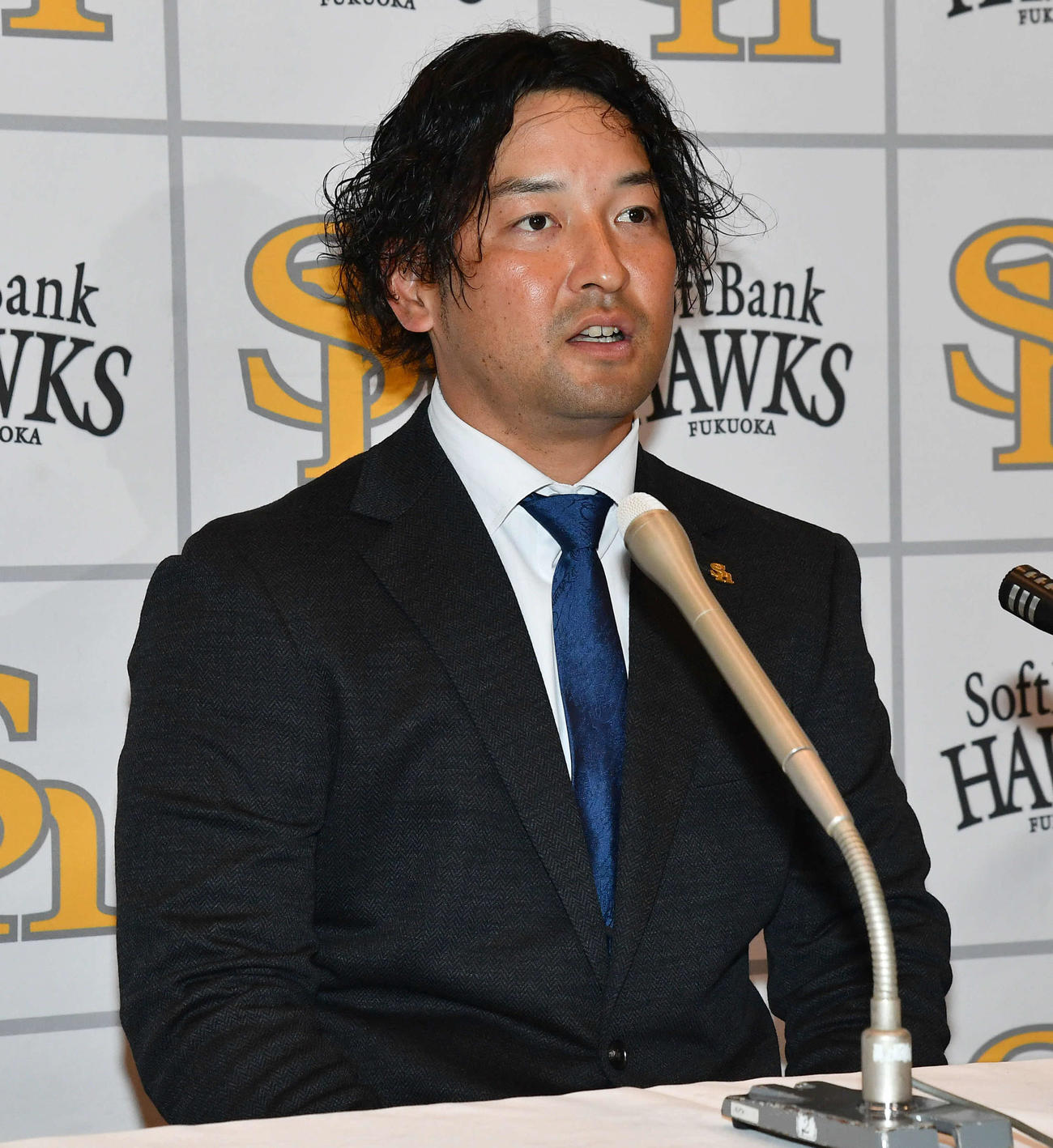 現状維持で契約更改し、会見を行うソフトバンク嶺井（撮影・岩下翔太）