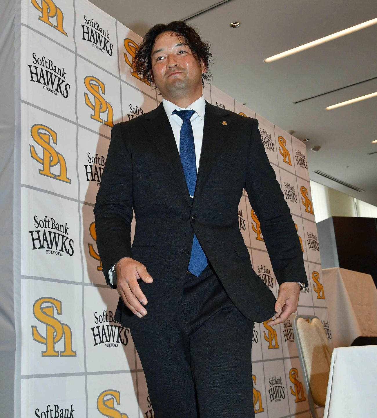 契約更改後の会見を終えて席を立つソフトバンク嶺井（撮影・岩下翔太）