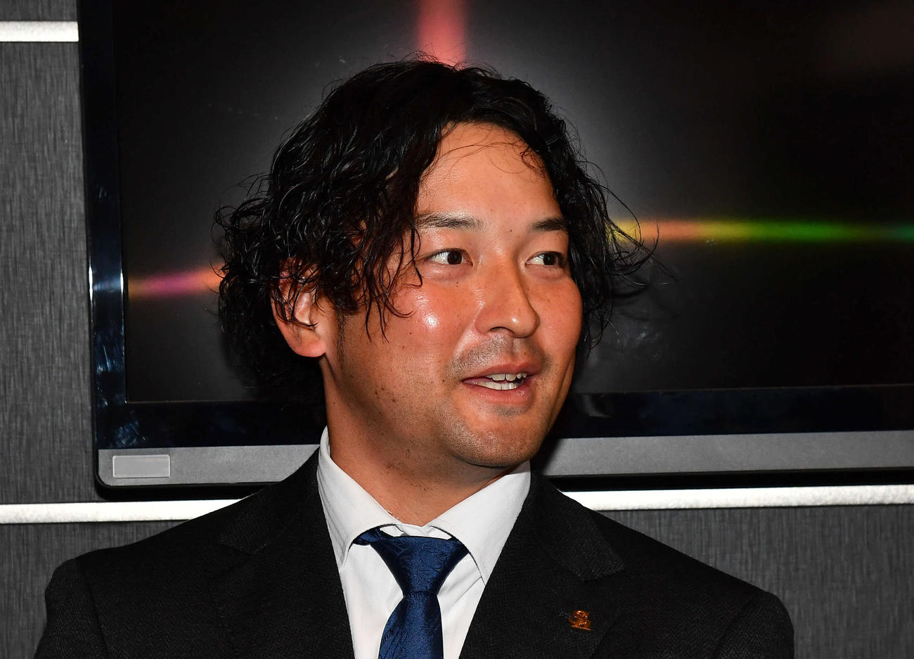 契約更改を終えて囲み取材を受けるソフトバンク嶺井（撮影・岩下翔太）