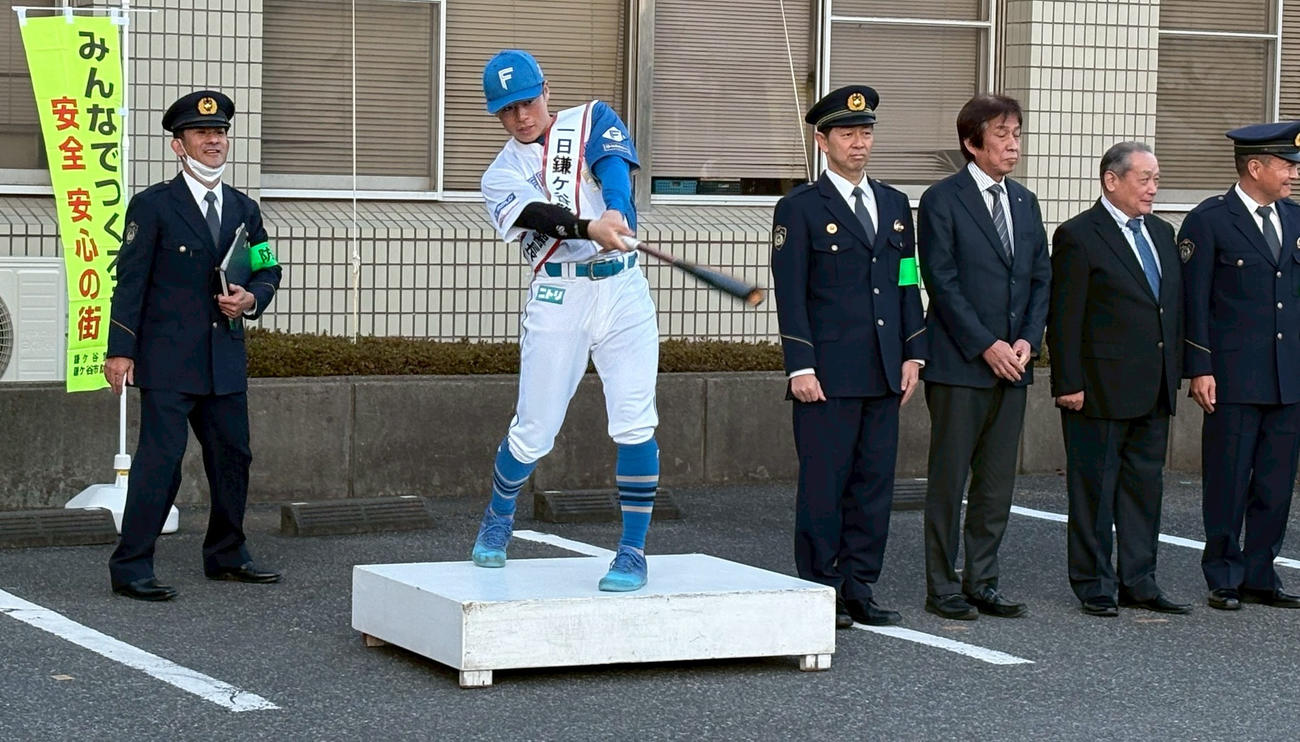 出動式でバットを振って号令をかける日本ハム梅林