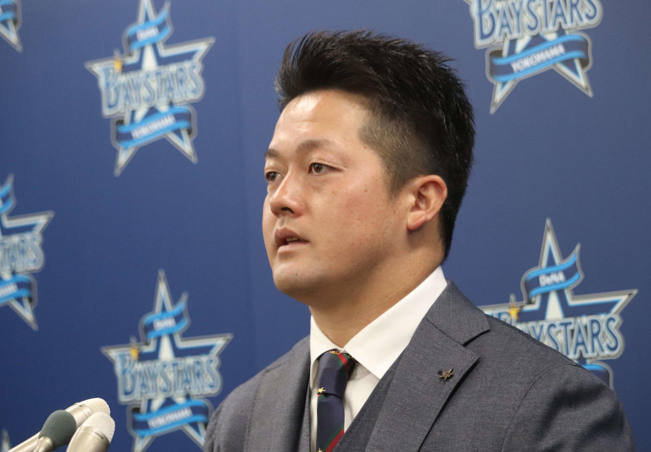 契約更改会見に臨んだDeNA牧（撮影・小早川宗一郎）