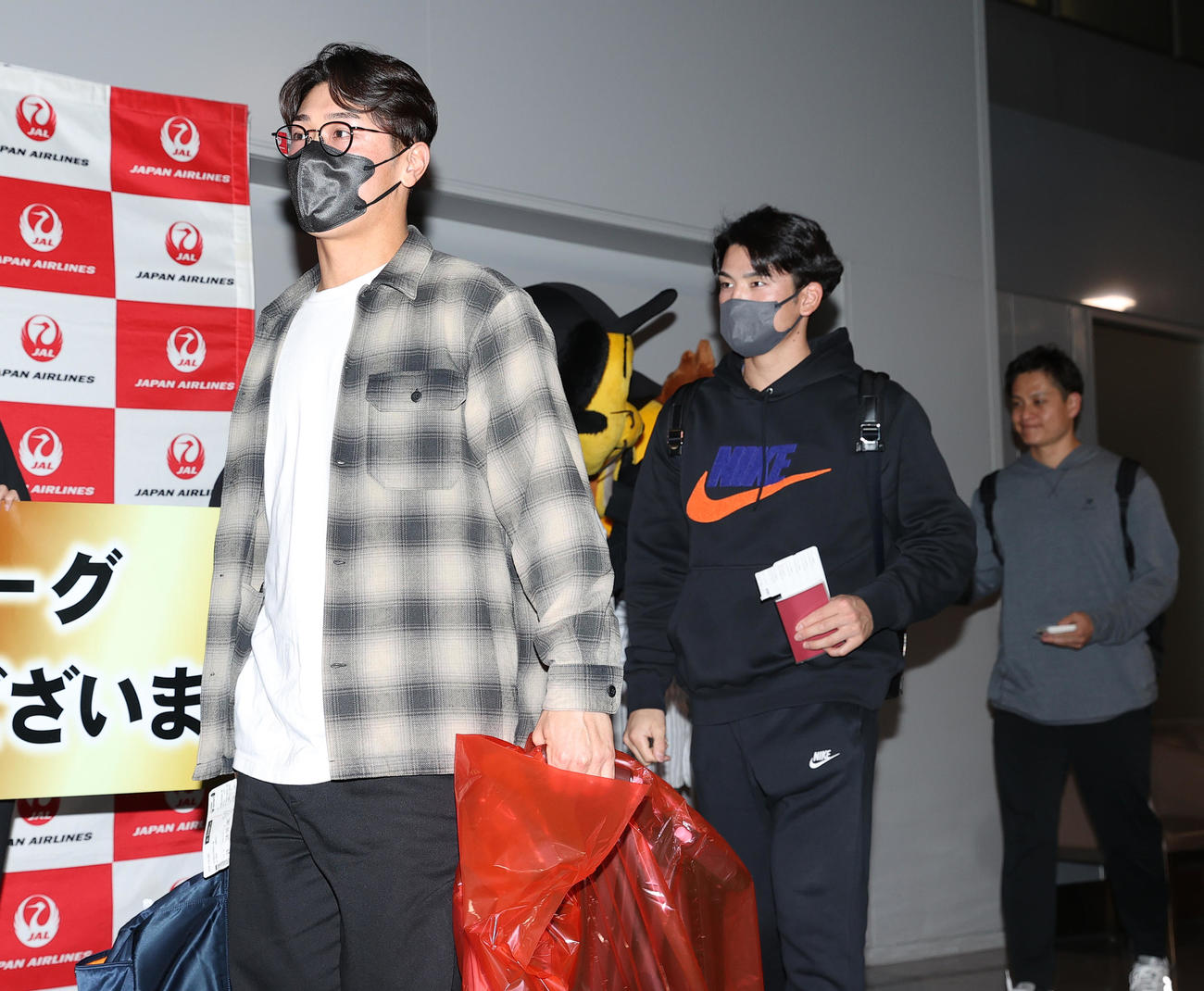 阪神勝旅行に出発する、左から豊田、高寺、大竹（撮影・上山淳一）