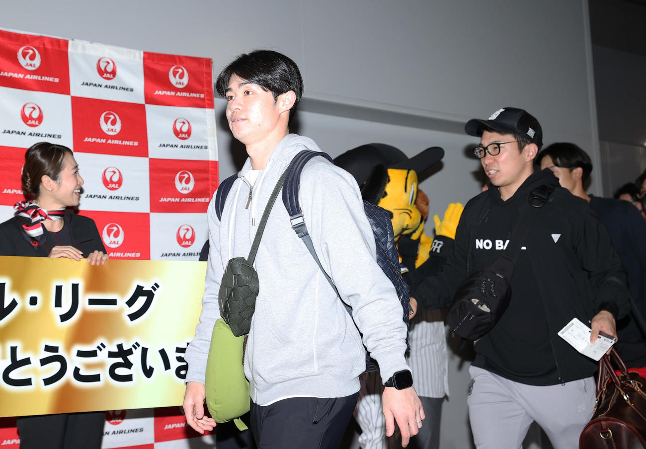 優勝旅行に出発する阪神中野（手前）と石井（撮影・上山淳一）