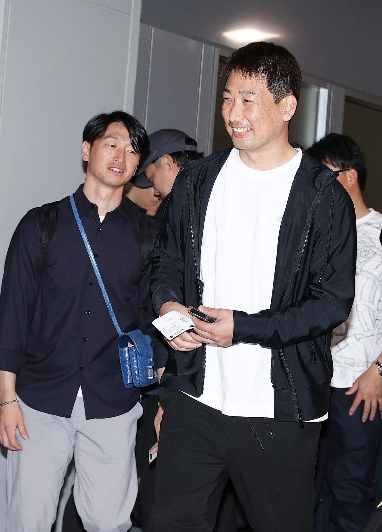 優勝旅行に出発する阪神岩崎（手前）と近本（撮影・上山淳一）