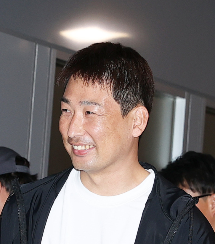 優勝旅行に出発する阪神岩崎優（2025年12月16日撮影）