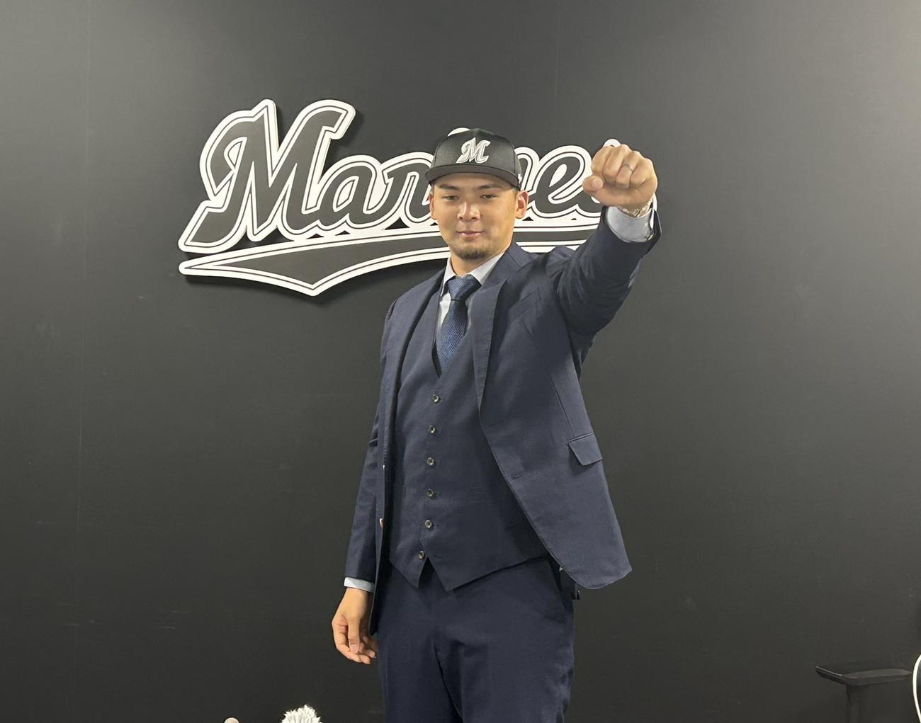 現役ドラフトで阪神から移籍し、入団会見をおこなった井上（撮影・星夏穂）