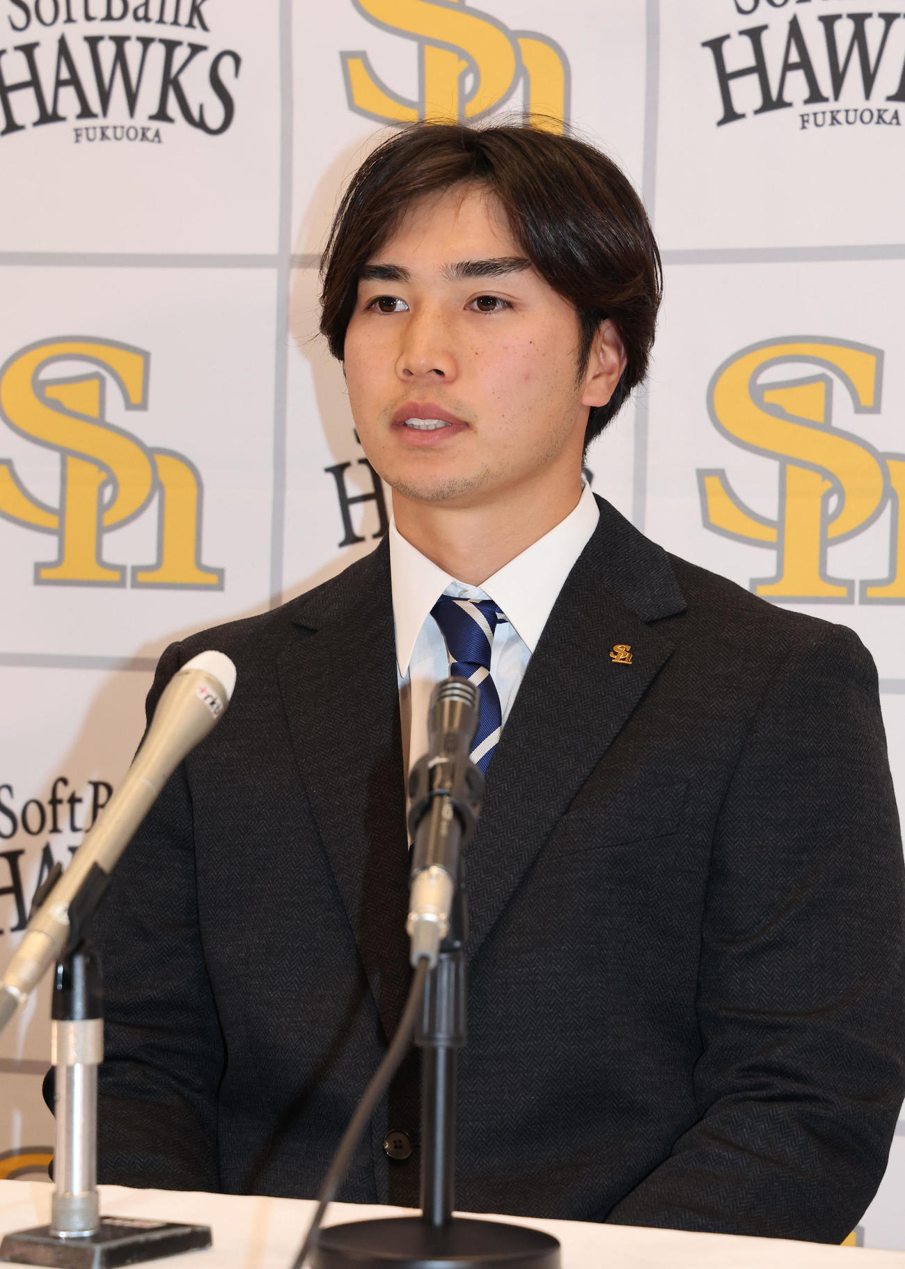 契約更改を終えソフトバンク広瀬隆は会見で話をする（撮影・梅根麻紀）