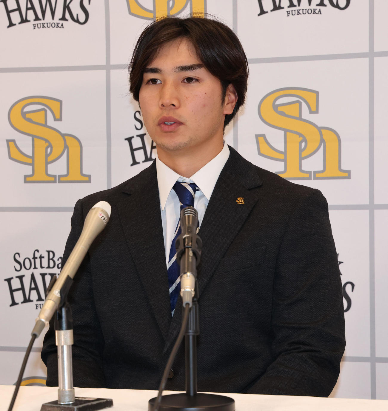 契約更改を終えソフトバンク広瀬隆は会見で話をする（撮影・梅根麻紀）