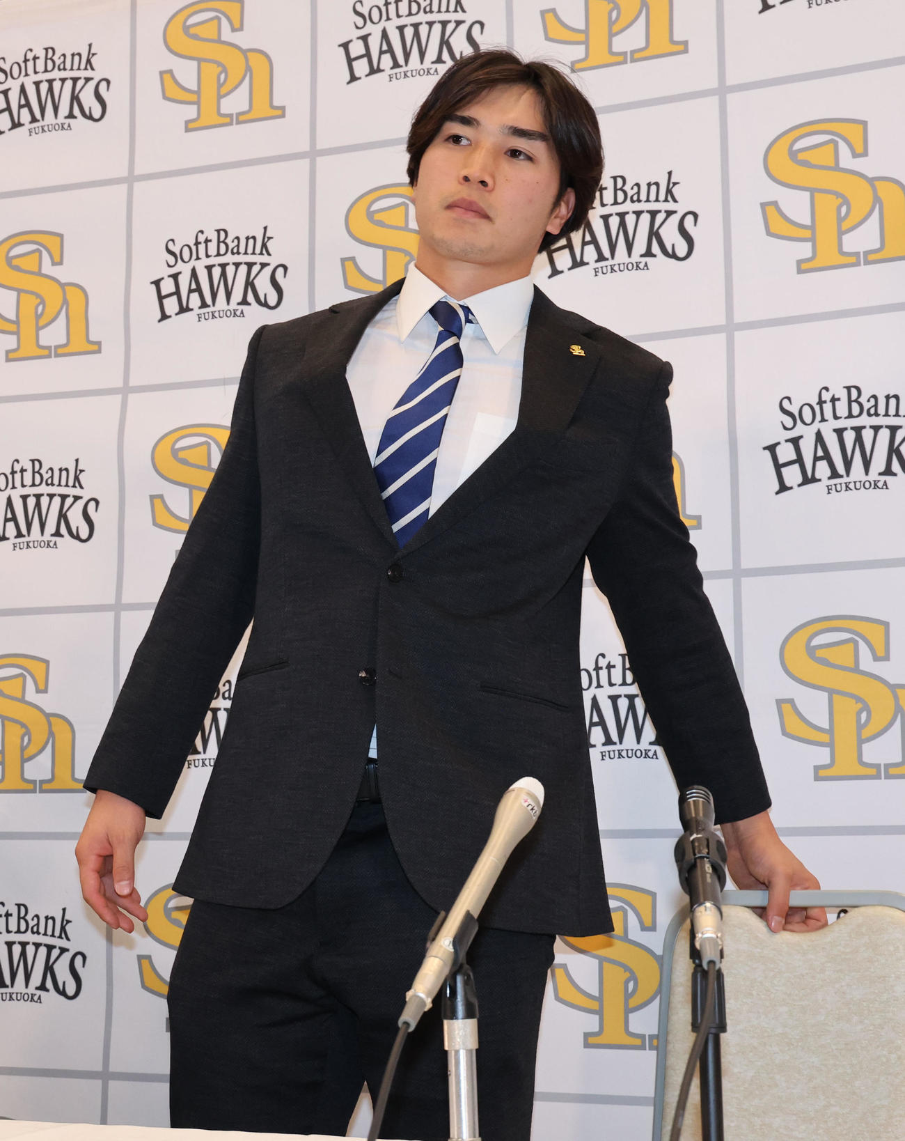 契約更改を終えたソフトバンク広瀬隆は会見を終え引きあげる（撮影・梅根麻紀）