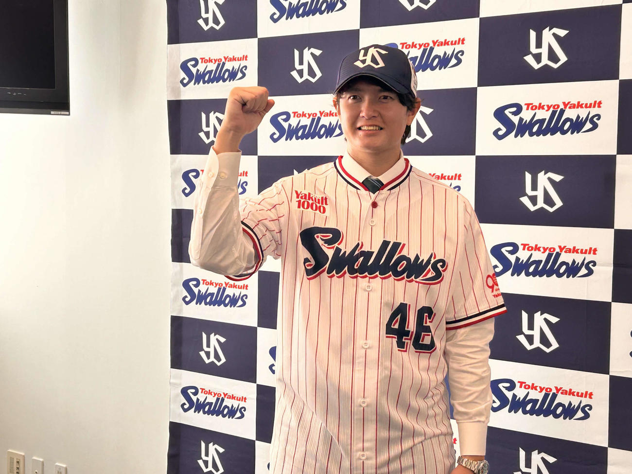 入団会見後、背番号46のユニホームを着て、笑顔を見せるヤクルト大道（撮影・上田悠太）
