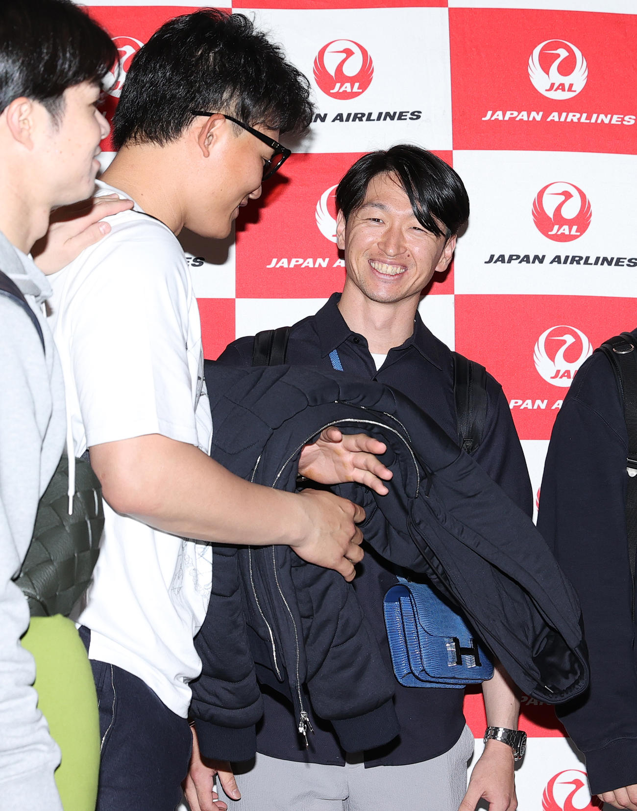 優勝旅行に出発する阪神近本（2025年12月16日撮影）